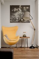 Modern Apartment Terrace by Renters