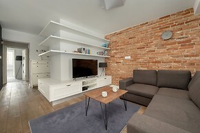 Modern Apartment Terrace by Renters