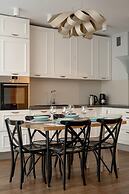 Modern Apartment Terrace by Renters