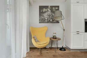 Modern Apartment Terrace by Renters