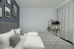 Modern Apartment Terrace by Renters