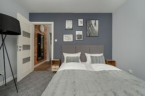 Modern Apartment Terrace by Renters