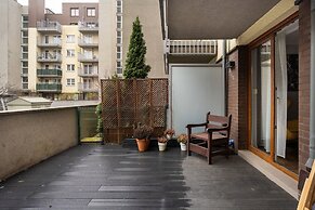 Modern Apartment Terrace by Renters