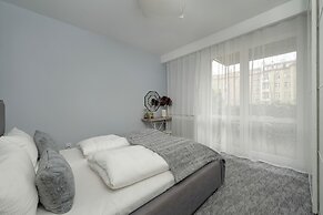 Modern Apartment Terrace by Renters