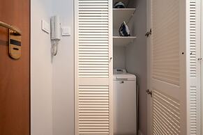 Modern Apartment Terrace by Renters