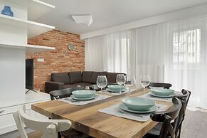 Modern Apartment Terrace by Renters