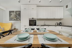 Modern Apartment Terrace by Renters