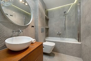 Modern Apartment Terrace by Renters