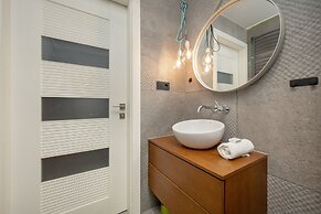 Modern Apartment Terrace by Renters