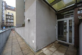 Modern Apartment Terrace by Renters