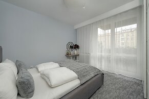 Modern Apartment Terrace by Renters