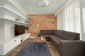 Modern Apartment Terrace by Renters