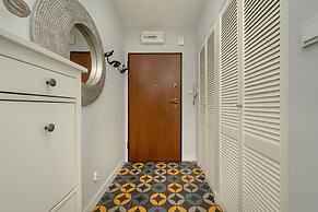 Modern Apartment Terrace by Renters