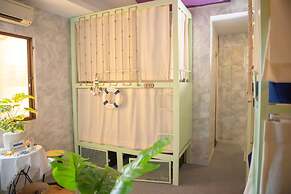 Grandma Lu Saigon - Pham Ngu Lao Str