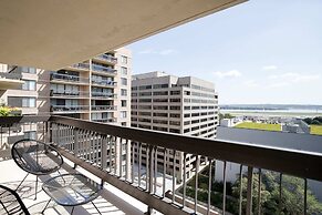 Stylish & Fantastic apt in Crystal City