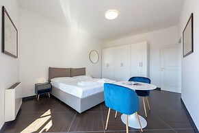 Sea View Apartment Next To Acquarium