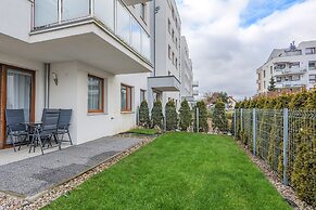 Private Garden Apartment by Renters