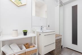 Private Garden Apartment by Renters