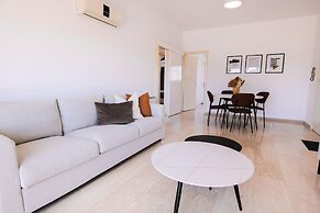 Phaedrus Living: Modern City View Flat Nafi