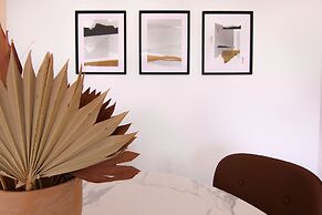 Phaedrus Living: Modern City View Flat Nafi