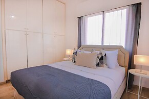 Phaedrus Living: Modern City View Flat Nafi