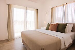 Phaedrus Living: Modern City View Flat Nafi