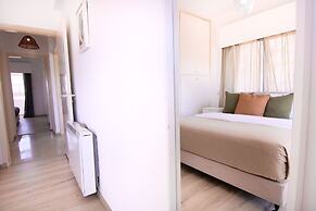 Phaedrus Living: Modern City View Flat Nafi
