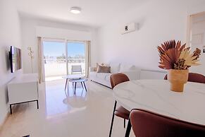 Phaedrus Living: Modern City View Flat Nafi