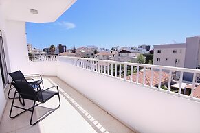 Phaedrus Living: Modern City View Flat Nafi