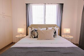 Phaedrus Living: Modern City View Flat Nafi