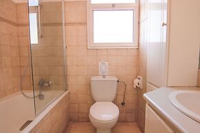 Phaedrus Living: Modern City View Flat Nafi