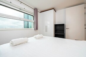 Borough Flat With City Views by Underthedoormat