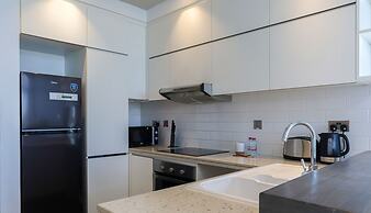WelHome - Prime 1BR Apartment at Oia Residence