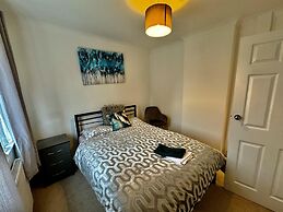 Leeds - 3 Bedrooms - 1bathroom - Parking - Wifi