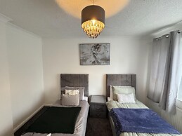 Leeds - 3 Bedrooms - 1bathroom - Parking - Wifi