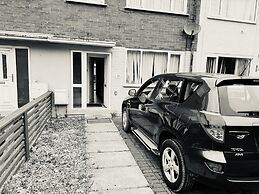 Leeds - 3 Bedrooms - 1bathroom - Parking - Wifi