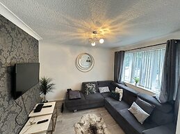 Leeds - 3 Bedrooms - 1bathroom - Parking - Wifi