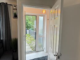 Leeds - 3 Bedrooms - 1bathroom - Parking - Wifi