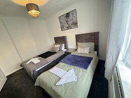 Leeds - 3 Bedrooms - 1bathroom - Parking - Wifi