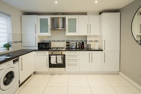 Charming 2-bed House in Central