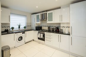 Charming 2-bed House in Central