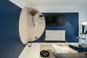 Charming 2-bed House in Central