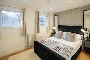 Charming 2-bed House in Central