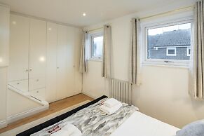 Charming 2-bed House in Central