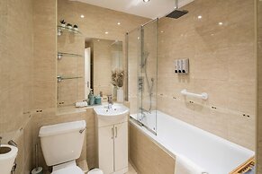 Charming 2-bed House in Central