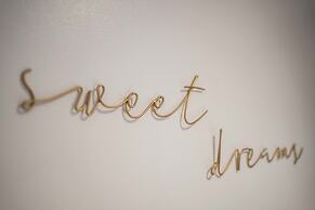 Charming 2-bed House in Central