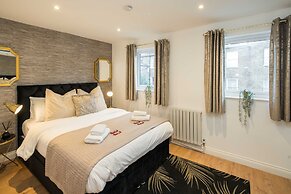 Charming 2-bed House in Central