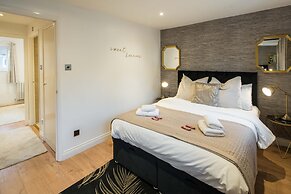 Charming 2-bed House in Central