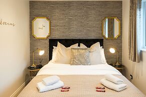 Charming 2-bed House in Central