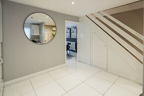 Charming 2-bed House in Central